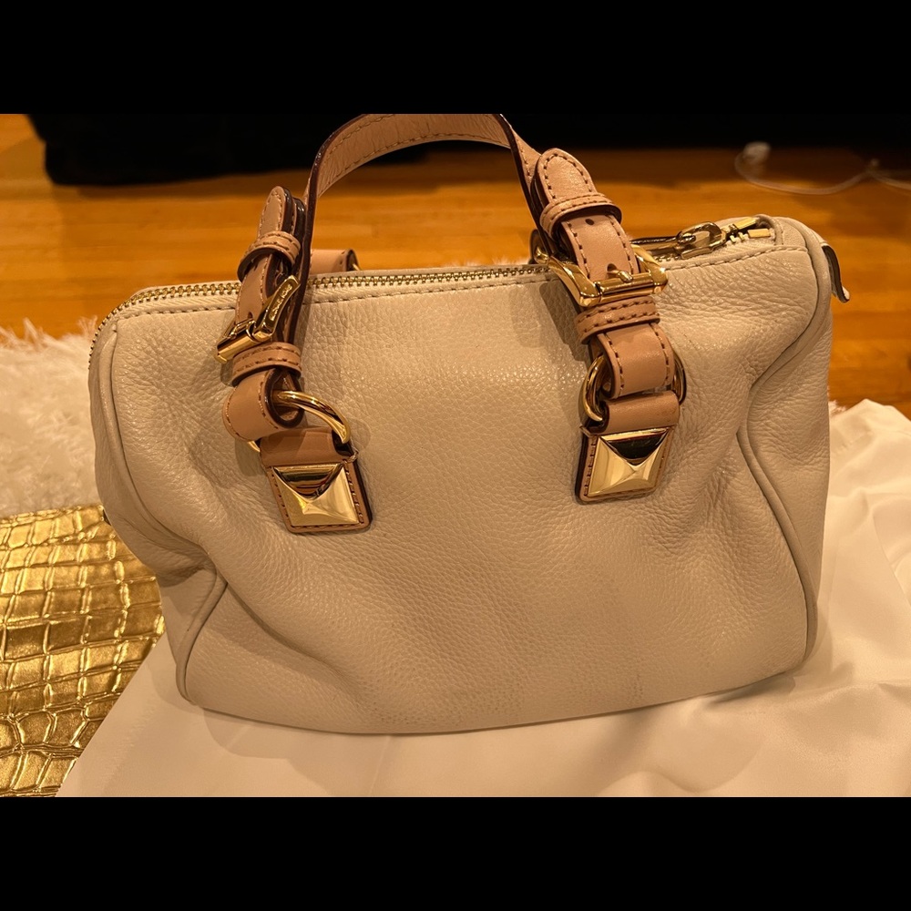 Michael Kors white bag. Very very gentle used very good condition.
